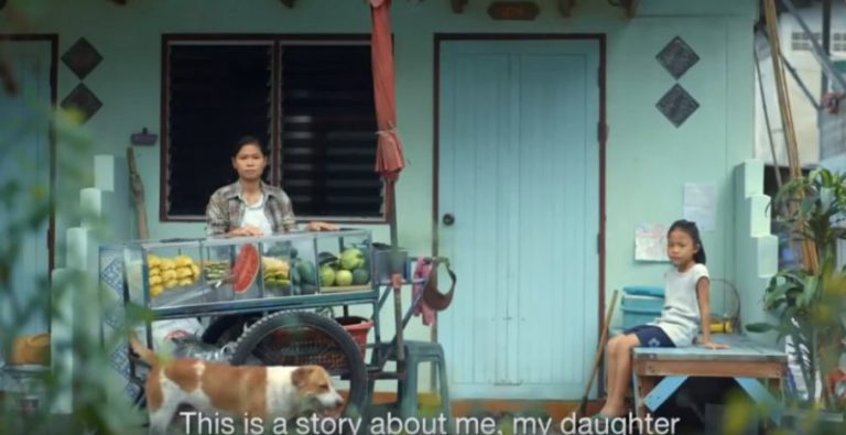 一位沒上過學的媽媽用菠蘿來教導女兒