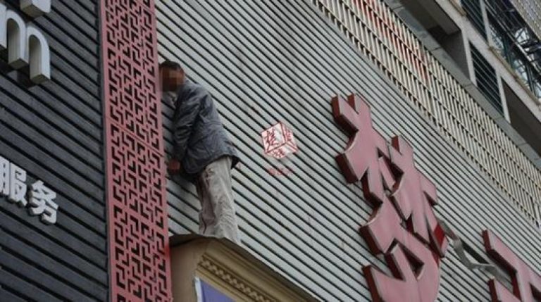 湖北男與妻子吵架跳樓 被廣告牌掛回一命