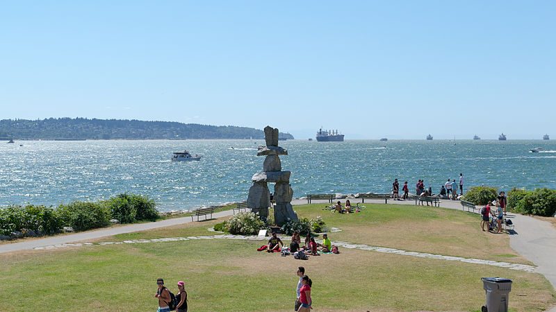 海滩玩耍不怕晒 温哥华英吉利湾今夏出租太阳伞