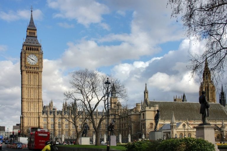 英國公投 博彩公司預測結果留歐
