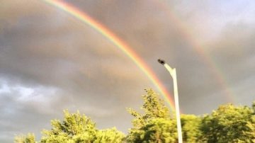 奇觀！北京雨後天空驚現「雙彩虹」引網絡沸騰