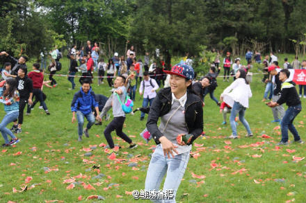 考試紓壓？2千大學生砸爛1噸西瓜