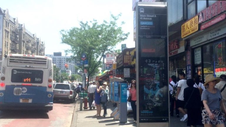 法拉盛緬街公車快車站 豎立到站時刻表