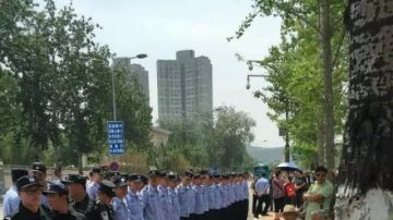 千餘濟南退休軍官圍堵省府 與警對峙