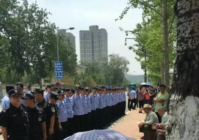 千馀济南退休军官围堵省府 与警对峙