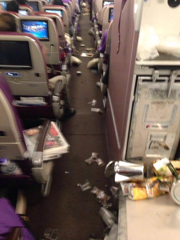 馬航遇大亂流 餐車拋空乘客尖叫 34人傷