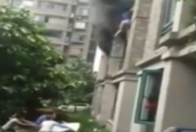 溫州一住宅起火 3歲女被從3樓拋出獲救