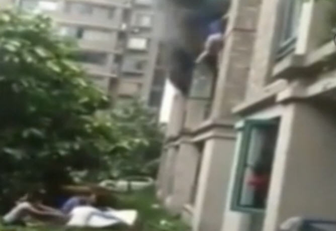 溫州一住宅起火 3歲女被從3樓拋出獲救