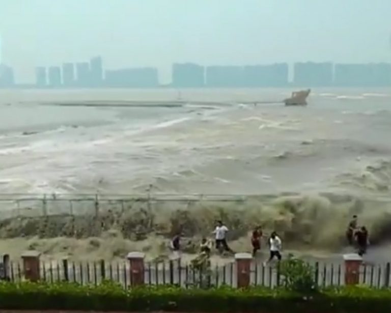 錢塘江邊遊客跨安全欄觀潮 險遭大浪捲走