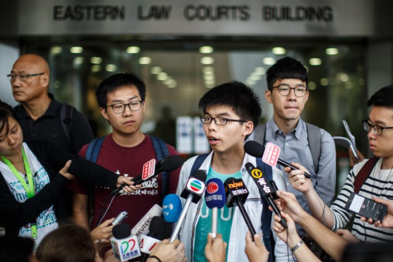黃之鋒4人焚白皮書被告阻差辦公 法庭判無罪