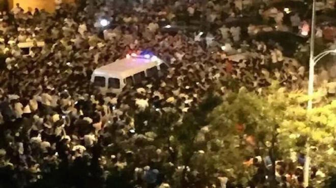 山東上千市民圍毆人販 掀翻警車