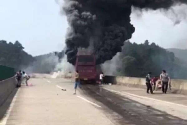 中國湖南旅遊大巴起火 至少35死