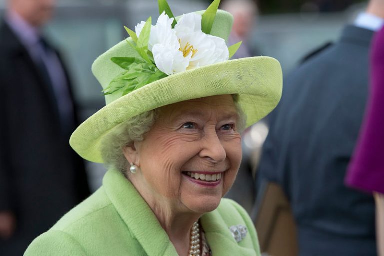 公投後首次公開露面 英女王笑: 我還活著