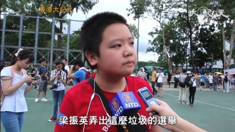 港11岁小学生好犀利！要梁振英下台