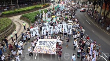 11万港人七一大游行 要求梁振英下台