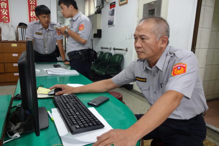 滿是愛 警執法被害摔傷 反送紅包圓他夢