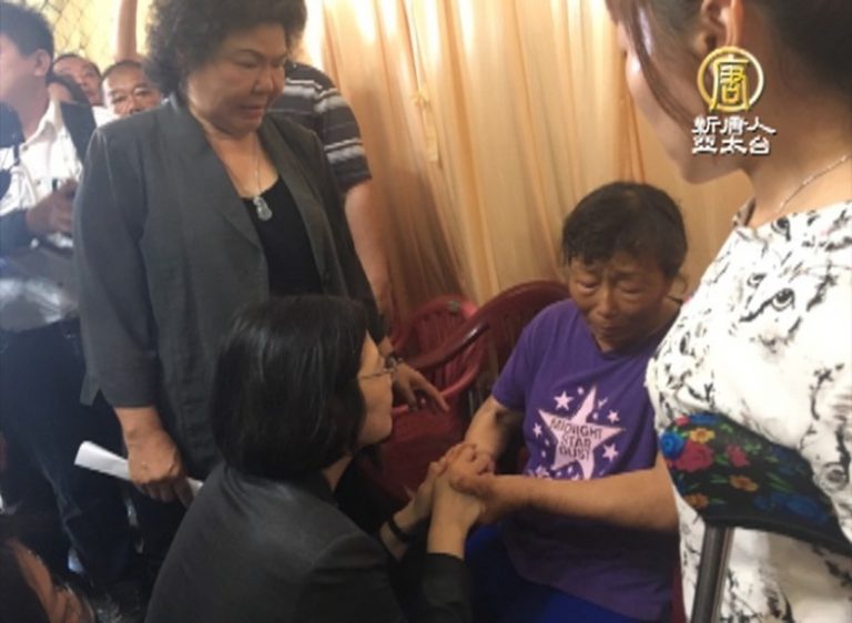 飛彈誤射 蔡英文半蹲緊握遺孀 眼眶泛紅