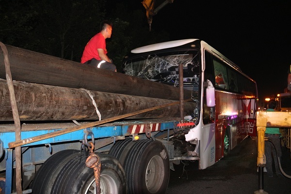 国光客运追撞拖板车  驾驶遭钢管刺穿当场死亡