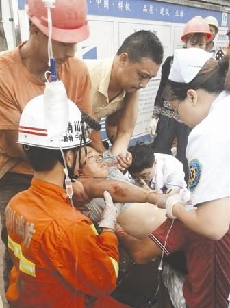 四川一工人5楼堕下 5根钢筋穿透身體