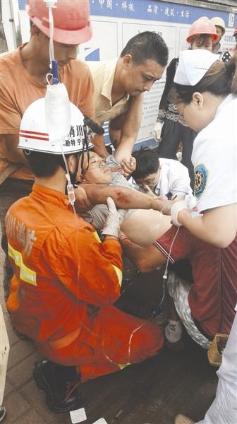 四川一工人5楼堕下 5根钢筋穿透身體