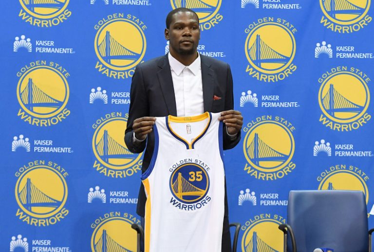 NBA球星杜蘭特正式加盟金州勇士