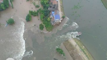 湖南溃堤 抢险队连车带石填堵 相当惊险（视频）