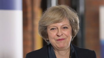 竞争对手退选 卡梅伦辞职 英周三将诞女首相