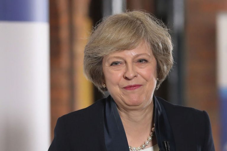 競爭對手退選 卡梅倫辭職 英週三將誕女首相