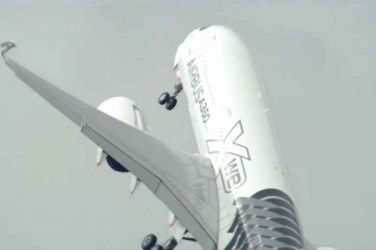 驚艷! 可載366客 A350航空展幾乎垂直起飛