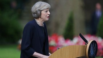 英国新首相：暂不启动脱欧程序