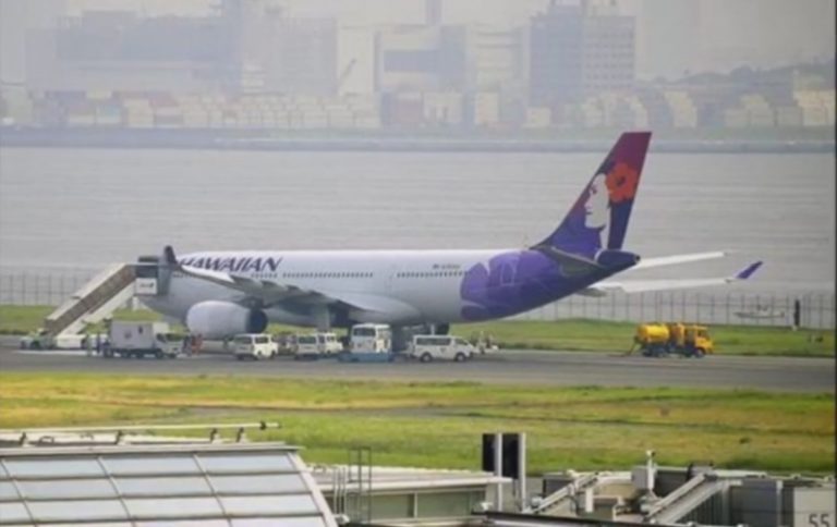 夏威夷航班迫降爆胎 東京羽田機場一度關閉跑道