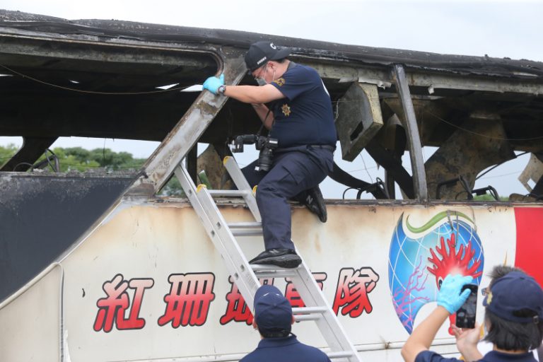 謎團重重 台遊覽車安全門5秒就能開 為何陸客無人逃?
