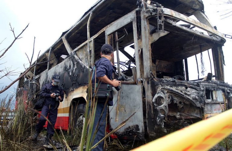 改裝釀火燒車! 內行人: 遊覽車改裝是無奈