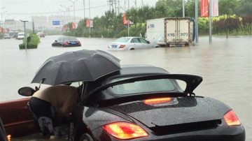 北京暴雨  保时捷泡水网友为司机心态点赞