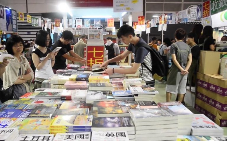 香港書展揭幕 本土懷舊類書籍熱賣