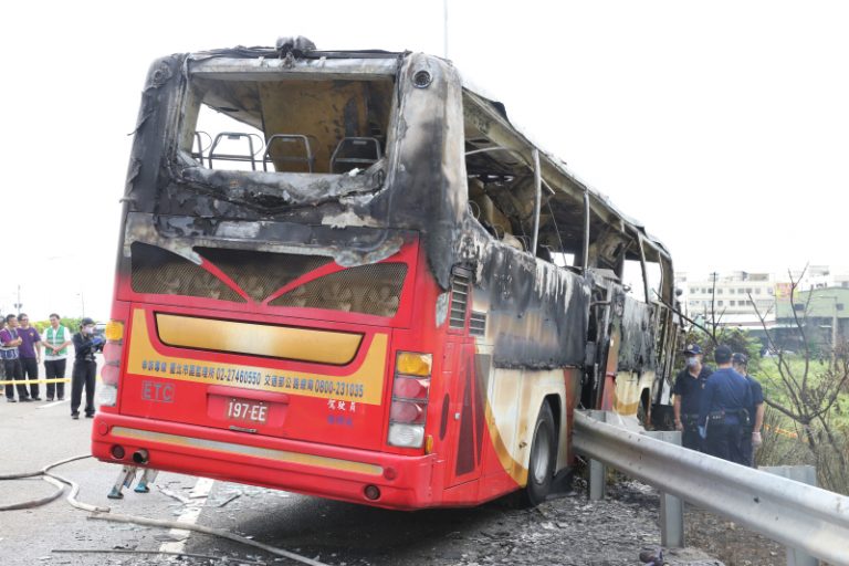 火燒車後門打開10公分 疑導遊奮力想救全車