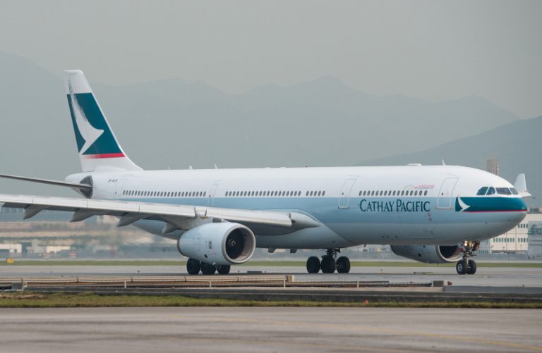 國泰新機飛月餘 慘遭旅客強拆天花板