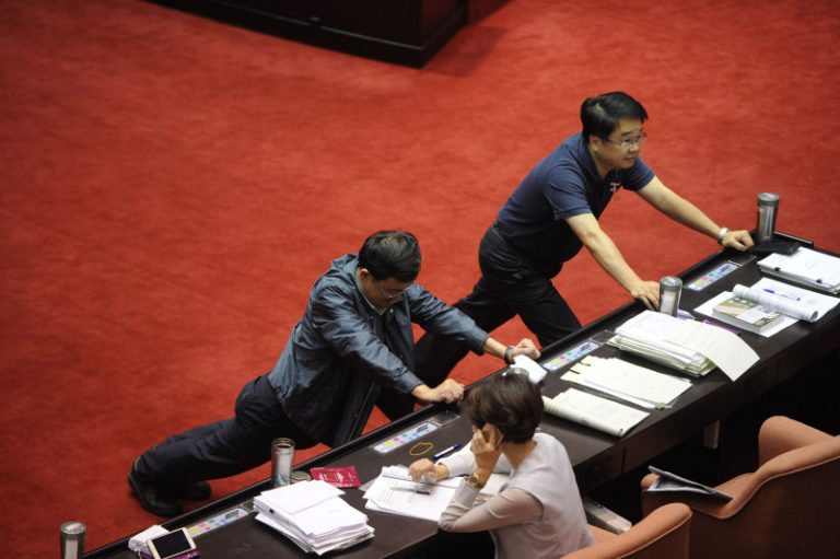 台立院3天不斷電表決 女議事員累昏送醫 朝野立委疲憊中爭吵有歡樂