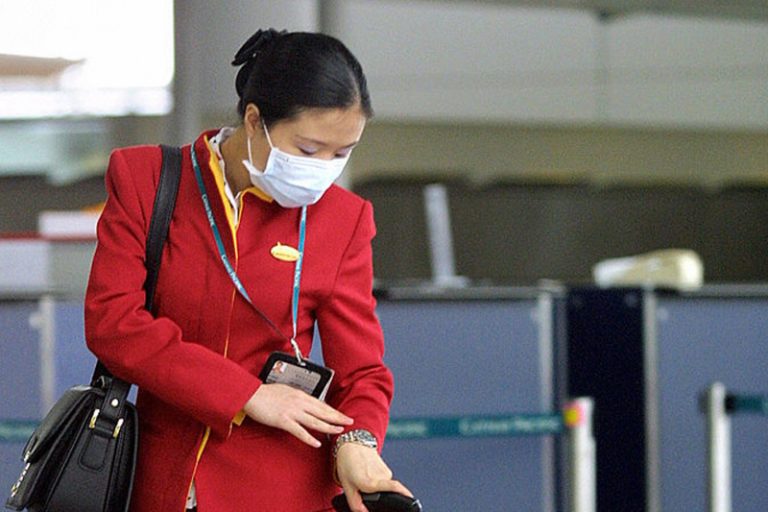 大陸女鬧要兒童餐 潑國泰空姐滿臉橙汁被警拖走