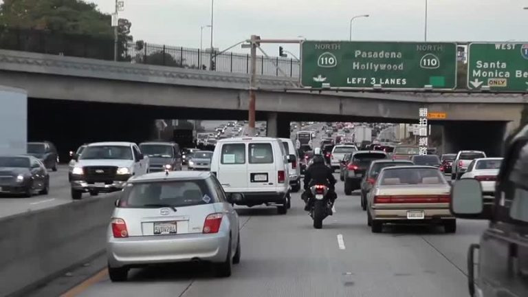 加州摩托車手：鑽車縫可避追撞應立法