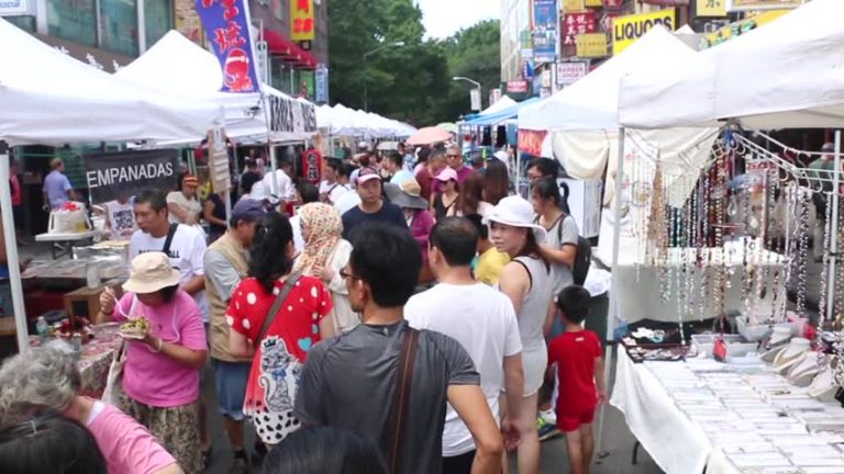 驕陽似火 難擋民眾逛法拉盛街坊節