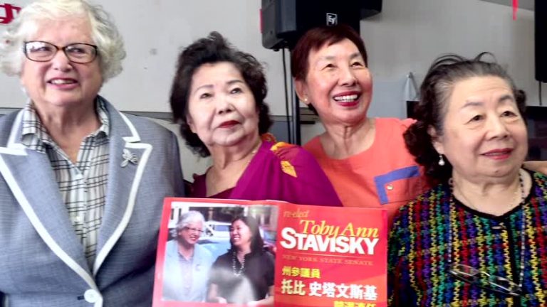 尋求連任 史塔文斯基拜訪老人中心