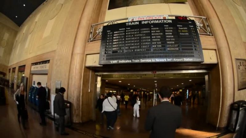 驚險瞬間 新澤西鐵路巡警 車輪下救出輕生者