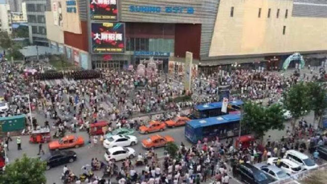 連雲港萬人遊行 抗議建核廢料處理廠