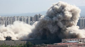 山西古城旁30層高樓爆破 網民批「浪費錢財」