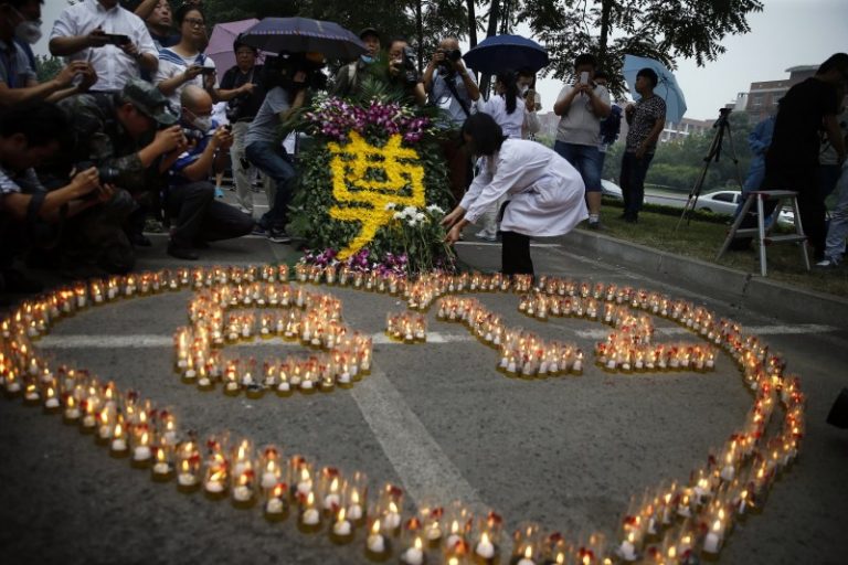 【禁聞】天津爆炸一周年 遺屬拜祭遭帶走