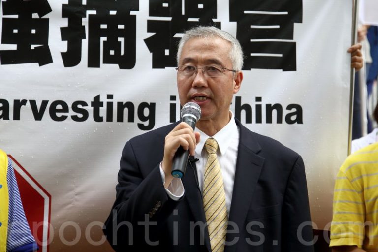 黃潔夫赴移植大會惹議 法輪功場外揭活摘