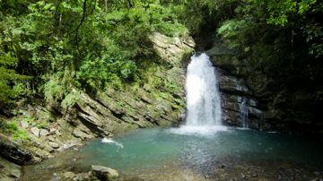 台湾复兴山坡崩塌 桃园霞云溪成堰塞湖