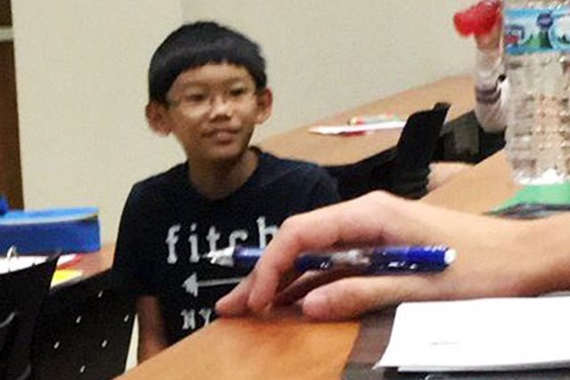 比同學矮40公分 美11歲華裔神童讀大學 一句話讓全校學生淚奔