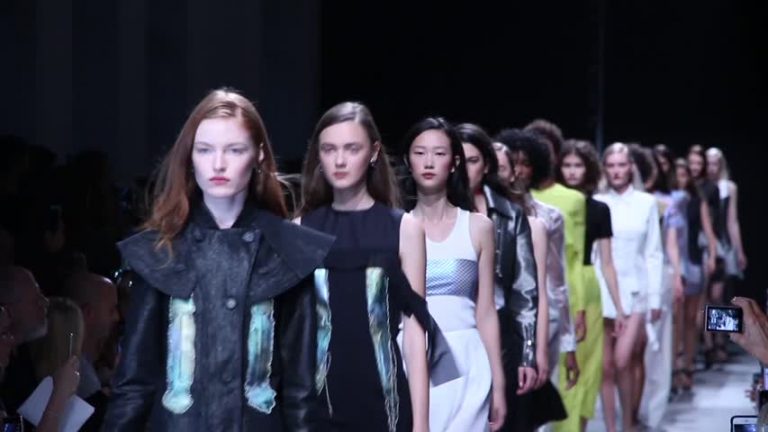 巴黎時装周GUY LAROCHE 2017年春夏秀場直擊